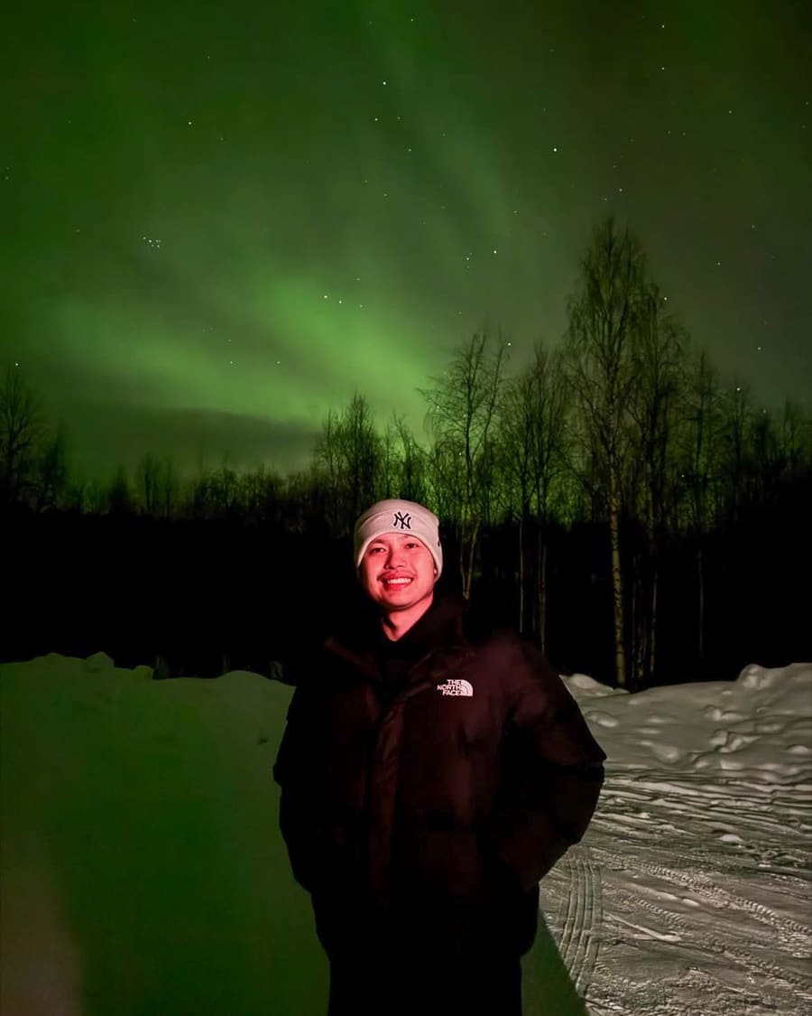 Edward Sarocca beneath the Northern Lights, travelling with Avian Summit Travel