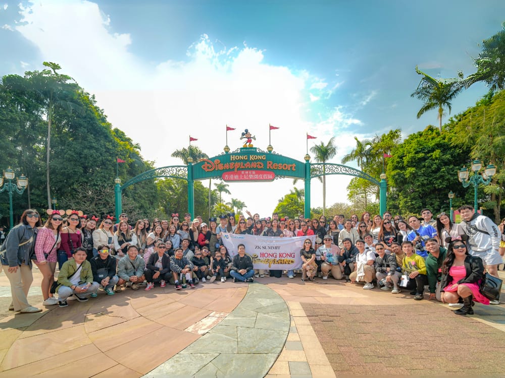 A large Avian group tour at Hong Kong Disneyland